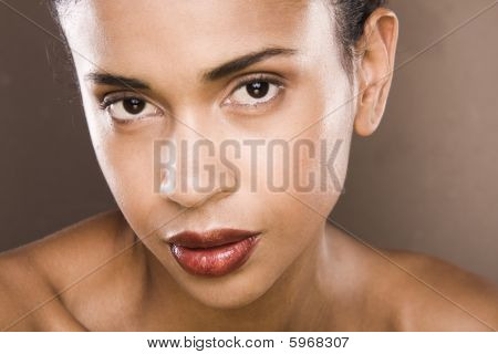 Retrato de joven de pelo negro, Studio Shot