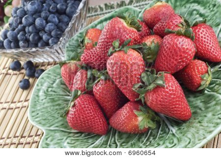 Arándanos y fresas frescas