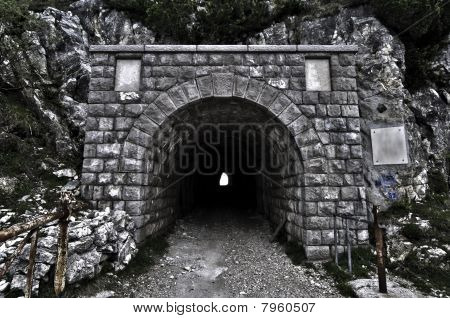 Tunnelen indgangen gennem et bjerg