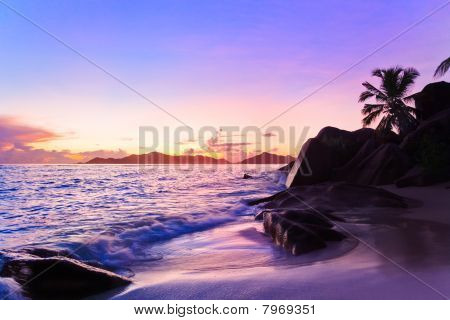Tropical Beach bei Sonnenuntergang