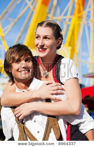 Casal em pessoa Dult ou Oktoberfest
