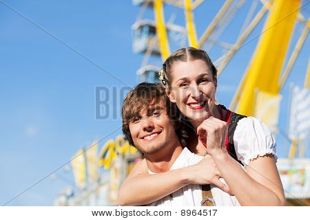 Casal em pessoa Dult ou Oktoberfest