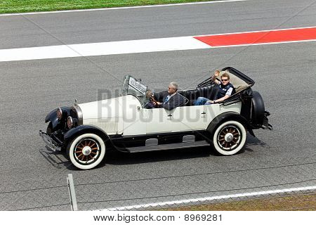 BARCELONA-9 Mayıs: Nico Hulkenberg Williams-Cosworth Parade pilotlar bir sahne önce yarış inci