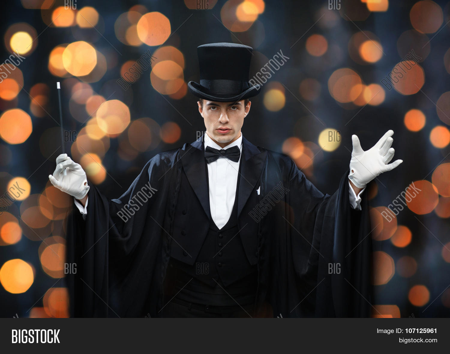 Иллюзионист превращается в зебру. Иллюзионист превращается в зебру. Иллюзионист превращается в зебру. Фокусы на детский праздник. Иллюзионист превращается в зебру.