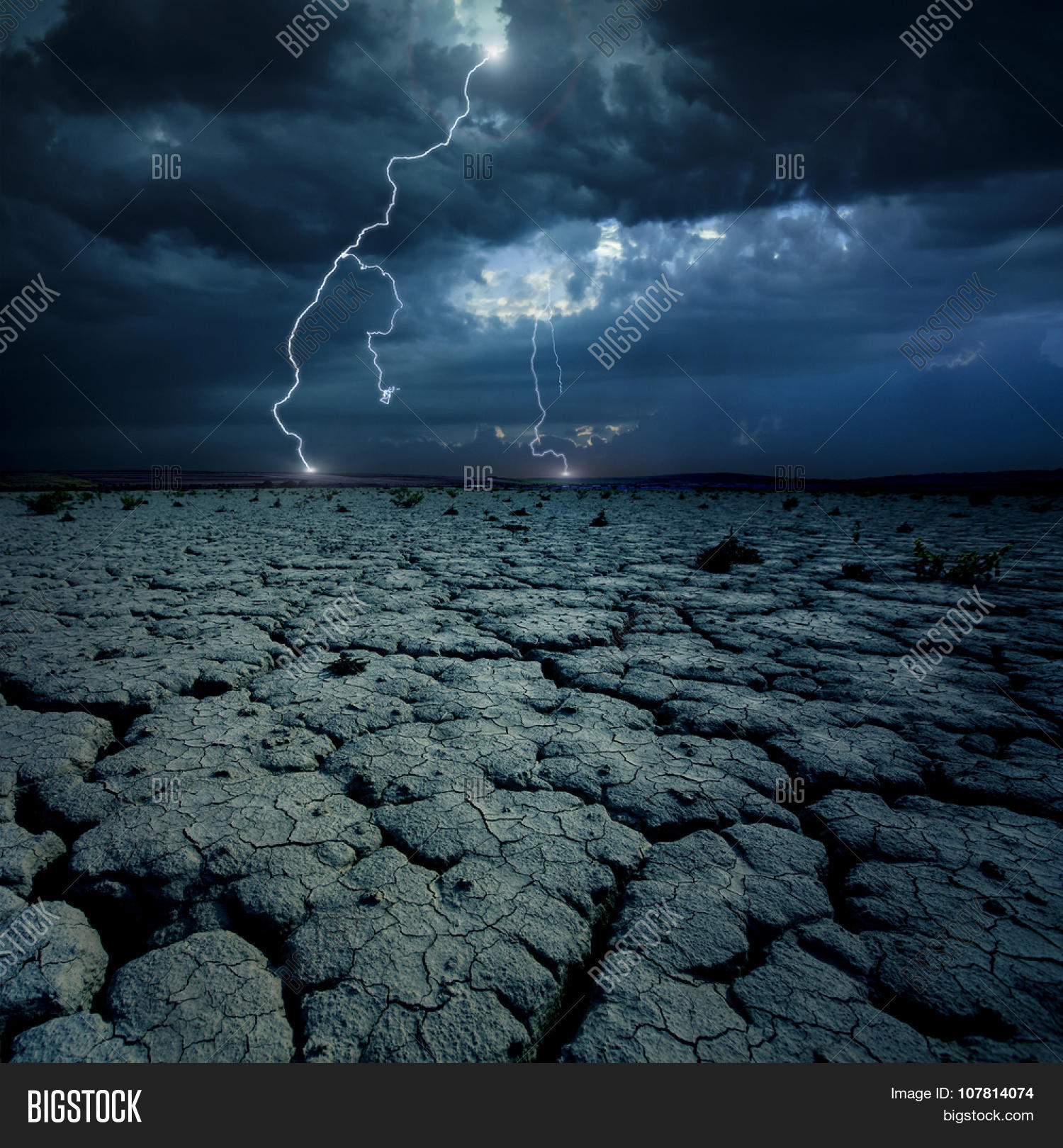 потрескавшийся лёд на реке. лед трескается. разбитое стекло. треснувший лед на реке. реки молчат на небе трещины.