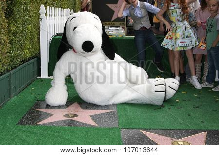 LOS ANGELES - NOV 2:  Snoopy at the Snoopy Hollywood Walk of Fame Ceremony at the Hollywood Walk of Fame on November 2, 2015 in Los Angeles, CA
