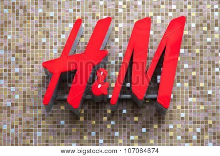 DUSSELDORF, GERMANY - NOVEMBER, 2015: H&M clothing company storefront