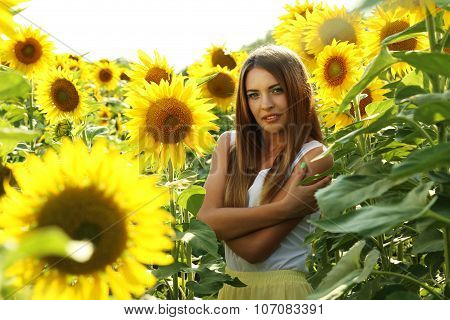 Bea?tiful girl in the sunflowers field