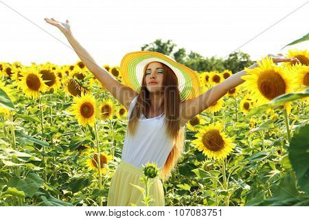 Bea?tiful girl in the sunflowers field
