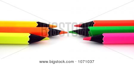 Crayons de néon face à face