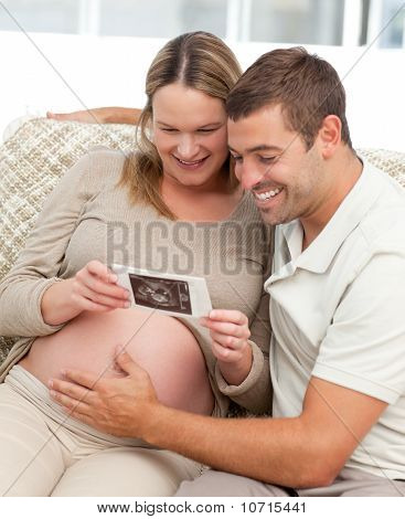 Güzel çift, dinlenirken bir Echography arıyorum
