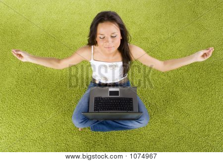 Donna con Laptop rilassante sul tappeto verde