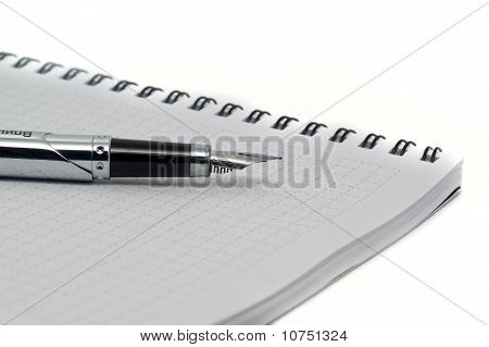 Stylo à bille roulante sur le bloc-notes