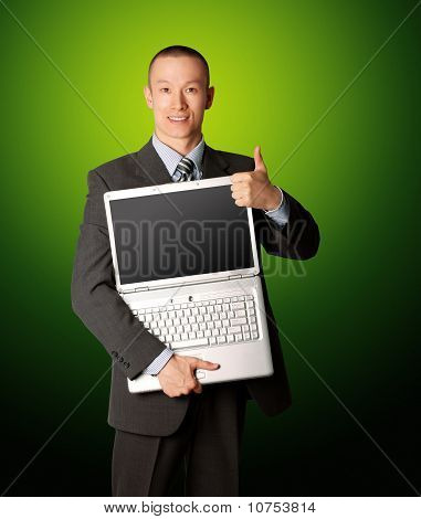 Zakenman met opengeklapte Laptop toont Welldone