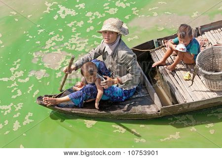 Boatpeople in Tonle Sap See in Kambodscha