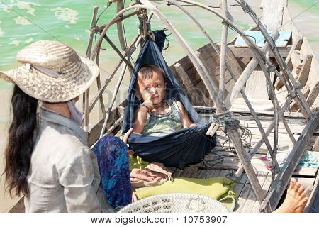 Boatpeople in Tonle Sap See in Kambodscha
