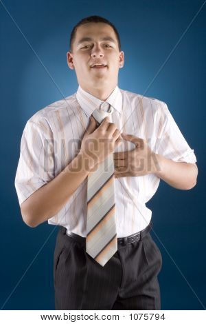 젊은 남자 Knoting 넥타이