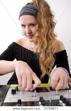年轻女性 Dj 播放