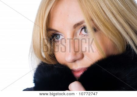 Jonge vrouw in bontjas