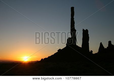 Sunrisein Monument Valley