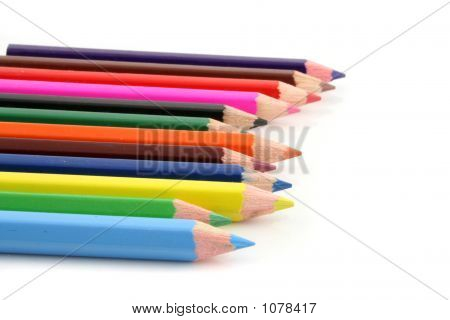 Crayons de couleur sur fond blanc