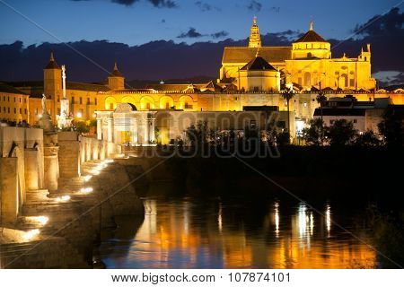  Famos Mosque (Mezquita) and Roman Bridge at night with illuminations, Cordoba, Andalusia, Spain, Europe