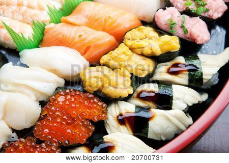 Sushi dispuesto en una bandeja de sushi tradicional.