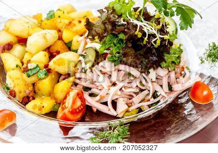 The Schweizer Wurstsalat with fried potatoes (Swiss Wurstsalat) is a traditional snack in southern Germany, Alsace, Switzerland and Austria, where in Austria it is called Saure Wurst.