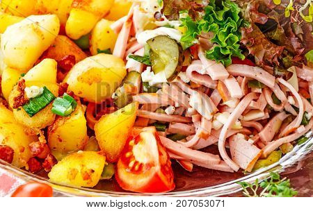 The Schweizer Wurstsalat with fried potatoes (Swiss Wurstsalat) is a traditional snack in southern Germany, Alsace, Switzerland and Austria, where in Austria it is called Saure Wurst.