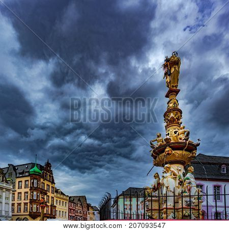 View of Hauptmarkt square in Trier, with historic fountain dating from 1595. Colorful facades in the central square Hauptmarkt with the monuments Petrusbrunnen and Market Cross