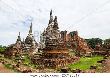 The three Chedis of Wat Phra Si Sanphet Ayutthaya, Historical Park has been considered a World Heritage Site on December 13th, 2534 in the historic city of Ayutthaya. is a tourist destination.