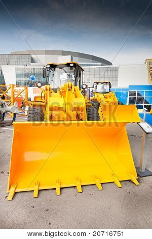 Moskova, Rusya - Haziran 02: Sarı dizel ön yükleyici Moskova uluslararası sergi de ekranda