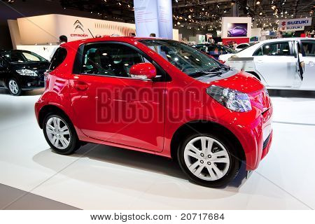 มอสโก รัสเซีย - 25 สิงหาคม: รถแดง Tayota Iq ที่มอสโก Interauto นิทรรศการนานาบน Augus