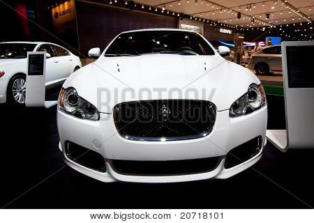 モスクワ, ロシア - 8 月 25 日: ホワイト スポーツ車ジャガー Xk モスクワ国際展 Interauto で