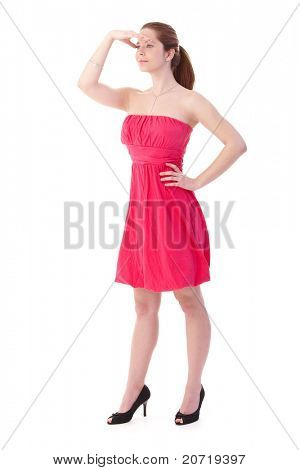 Sladkokyselý žena při pohledu do dálky, nosí pěkně růžové šaty a vysoké boty na podpatku.?