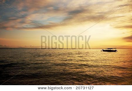 เรือโดดเดี่ยวเมื่อสนธยาทอง