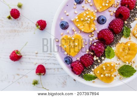 A bowl of healthy and delicious smoothie with grains and fresh berry fruit.