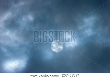 Sun observed through the clouds without special optics