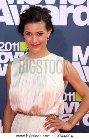 LOS ANGELES - 5 de JUN: Julia Jones chegando ao MTV Movie Awards de 2011, no Gibson Amphitheatre, em