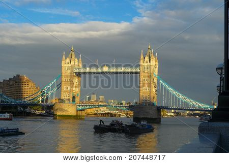 Ponorama of the Tower Bridge across the Senu in London.