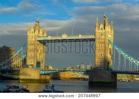 Ponorama of the Tower Bridge across the Senu in London.