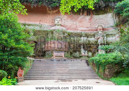 Leshan July 2011 - In July many visitors come to see this site of the world most impressive religious statue to enjoy also the garden and the temple of this UNESCO site. The garden is well-kept and is full of statues devoted to Buddhist religion