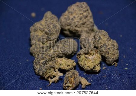 moonrocks are cannabis buds that are dipped in hash oil then rolled in kief