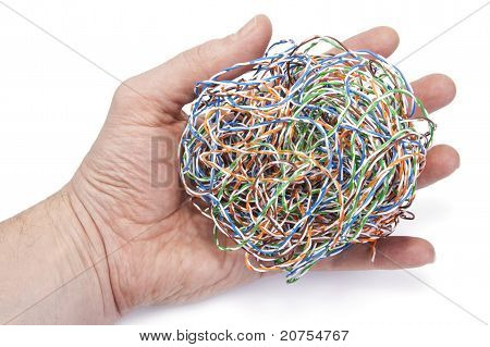 Hånd holder bolden fra et internetkabel