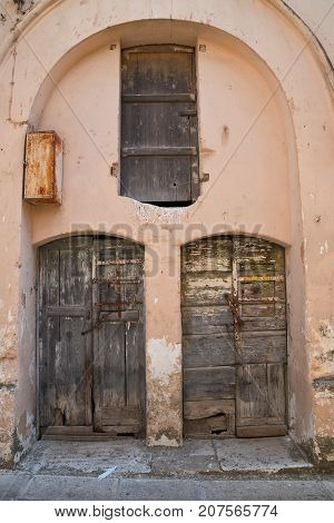 Characteristic alleyway of Castellaneta. Puglia. Southern Italy.