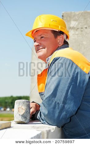 repouso pedreiro de trabalhador de pedreiro de construção uniforme e capacete no canteiro de obras