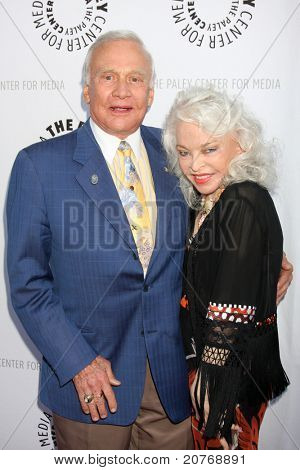 LOS ANGELES - JUN 7: Buzz Aldrin, Lois Aldrin dorazí na Debbie Reynolds Hollywood Memorabilia C