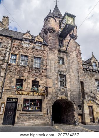 EDINBURGH, SCOTLAND - JULY 28: The Tolbooth Tavern on the Royal Mile on July 28, 2017 in Edinburgh, Scotland. The Royal Mile has many historic pubs.
