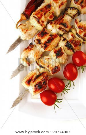 frisk stegt shish kebab på hvidt fad