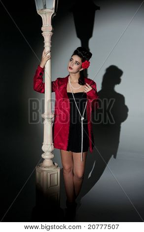 schöne junge glamourösen Frau mit lightpole
